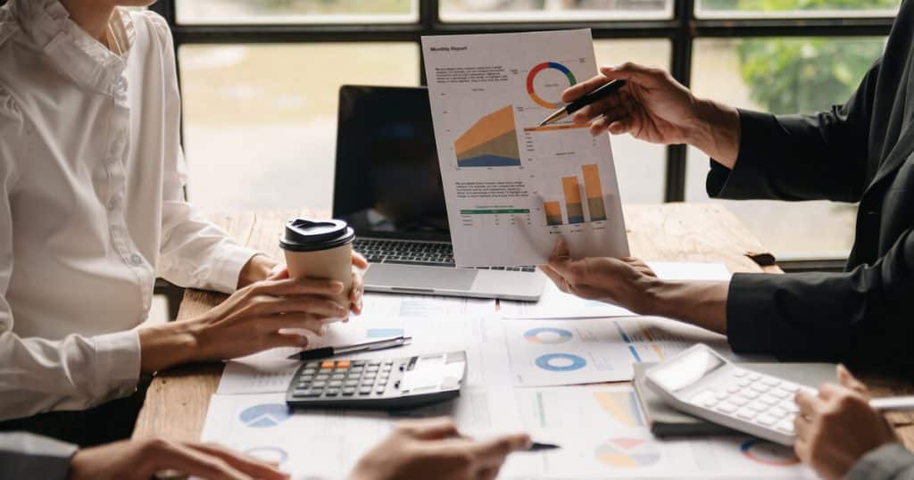 Mutual fund prices: entrepreneurs analyzing graphs and charts